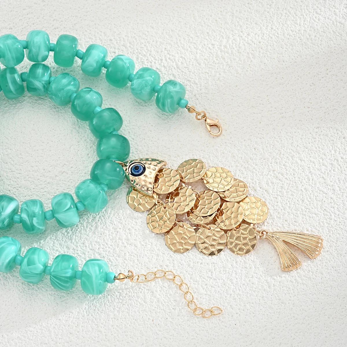 Y2K Boho Blaue Acryl-Rundperlen-Choker-Halskette für Damen, trendiger Kupfer-Glücksfisch-Anhänger, Halsaccessoire, Modeschmuck, Geschenk – Detail 6