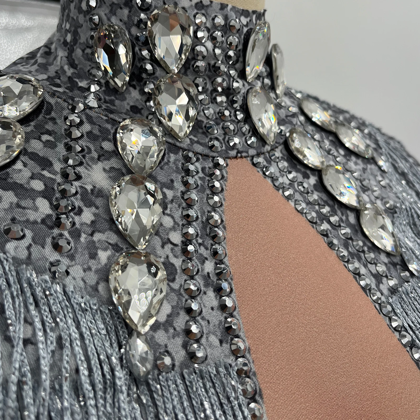 ชุดบอดี้สูทแขนยาวประดับคริสตัลสีเงินแวววาวสำหรับงานเต้นรำละตินปาร์ตี้ไนท์คลับวันเกิด