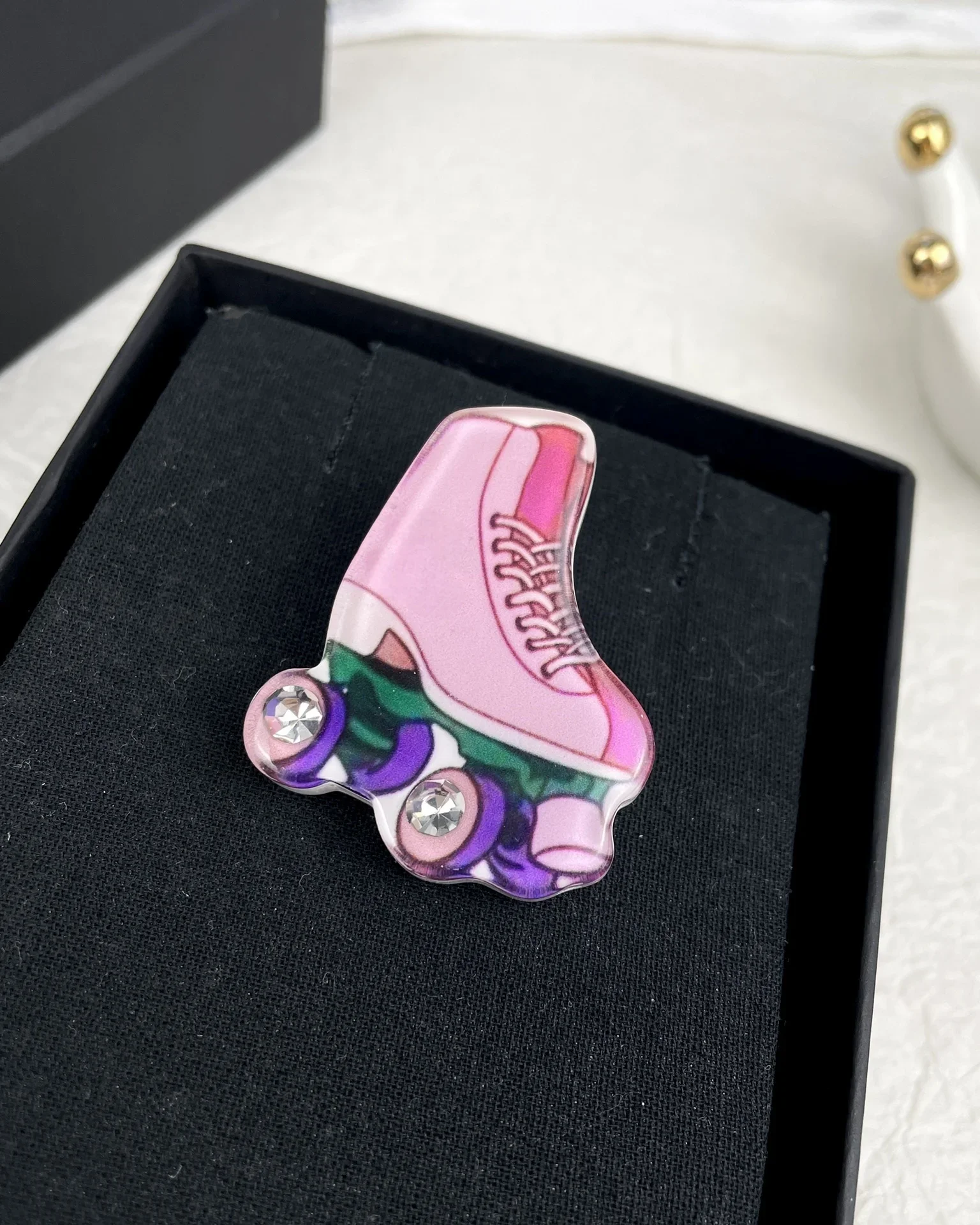 

The new European and American skate resin brooches