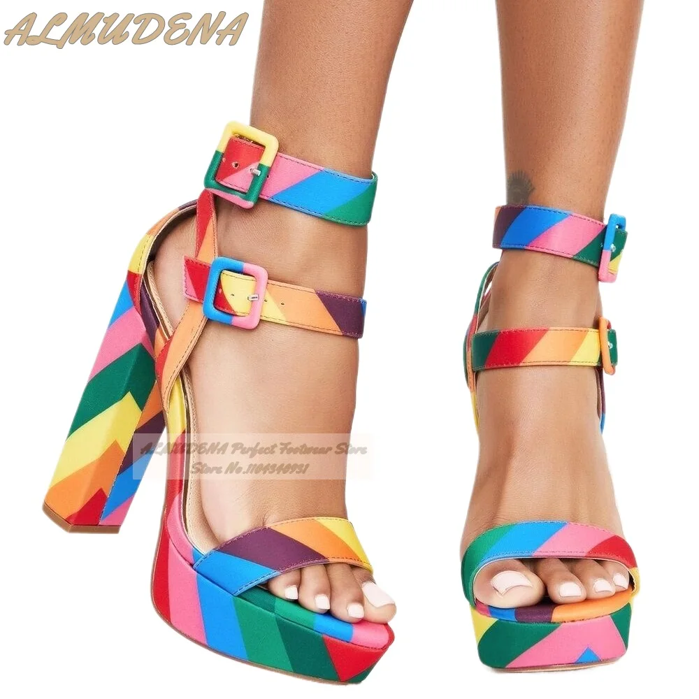 ALMUDENA Sandali con tacco grosso a righe colorate arcobaleno Scarpe eleganti con plateau e cinturino con fibbia quadrata Décolleté da sera multicolori
