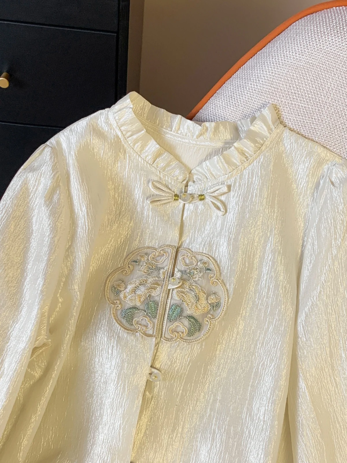 เสื้อผู้หญิงสไตล์จีนใหม่ ปักลาย  คอไม้  ลดอายุ  ใส่คู่กับกระโปรง  แฟชั่นทันสมัย