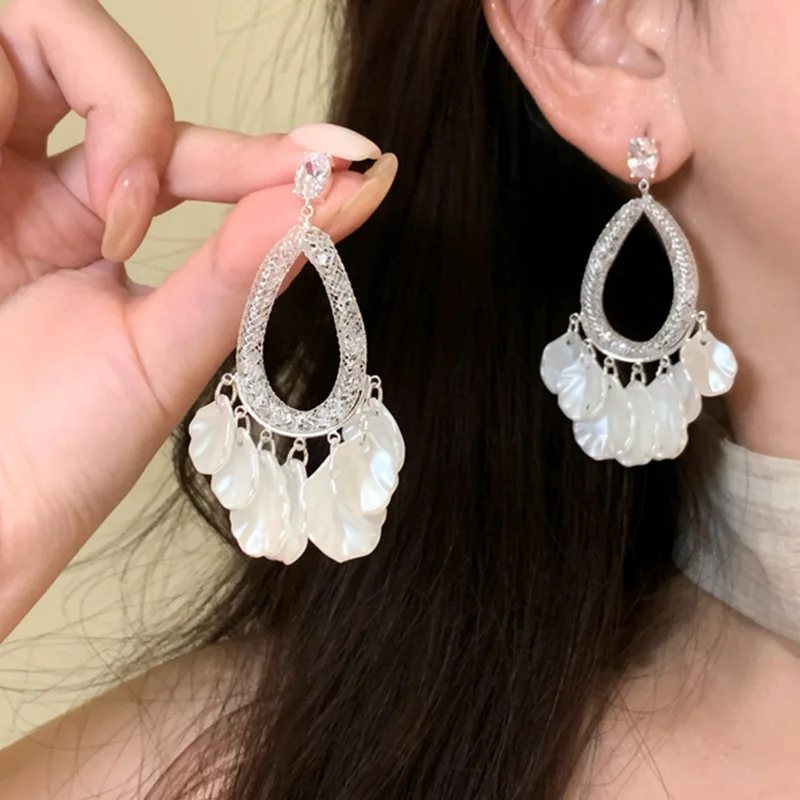 1 pair Korean-style fringed flower-shaped zircon earrings featuring a sweet and sophisticated design with a touch of elegance