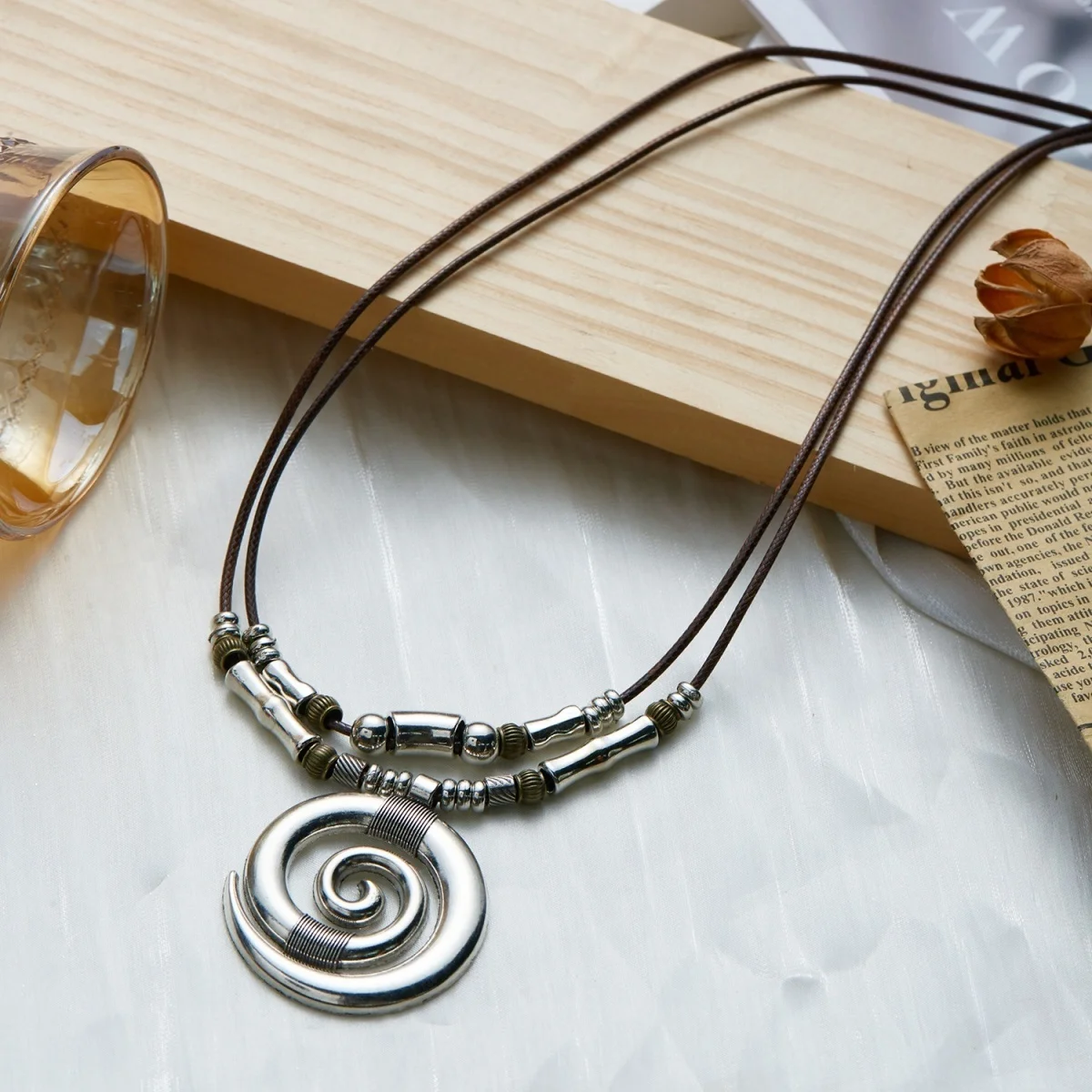 Modische Retro-Halskette mit großem runden Spiralanhänger in Antiksilberfarbe für Damen und Herren, doppellagige Wachsschnur-Pulloverkette, Schmuckstück – Detail 25