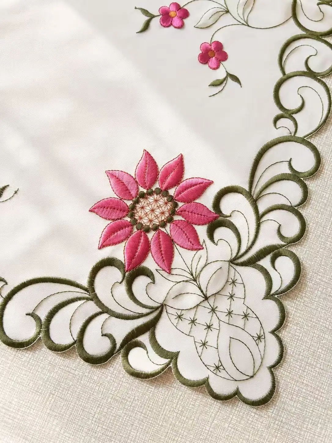1 Piece of Oval Embroidered Sunflower Tablecloth, French Romantic Oval Fabric Embroidered Tablecloth, Suitable for Dining Tables, Coffee Tables, Daily Home Decoration, and Wedding Parties and Festivals