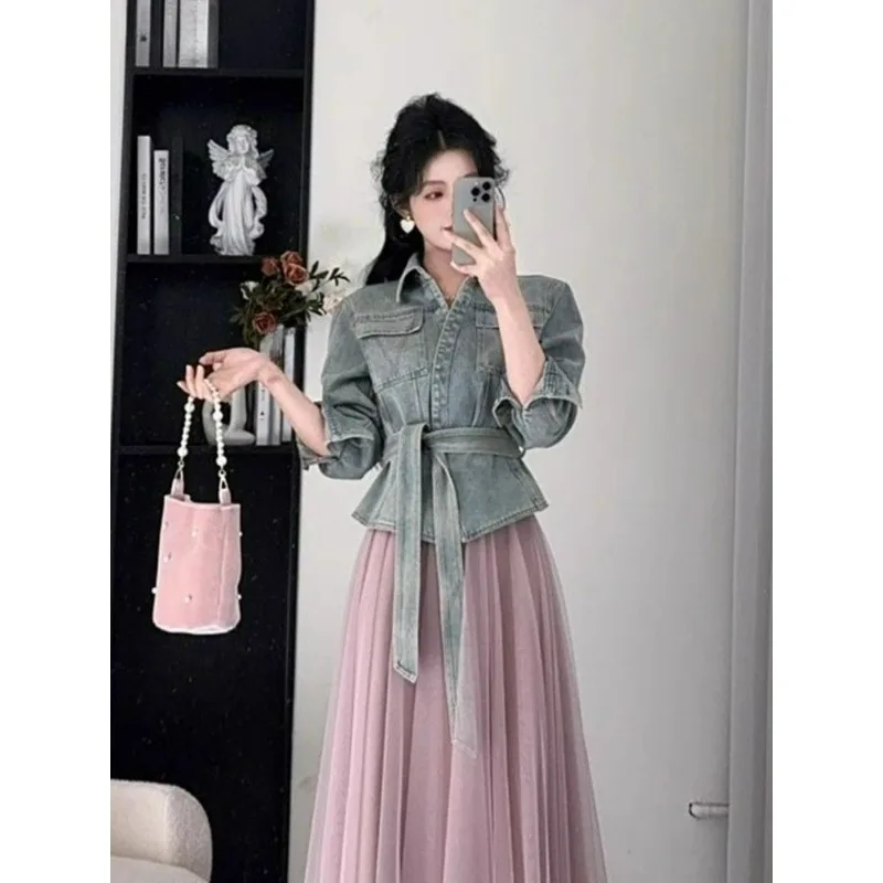 เสื้อแจ็คเก็ตยีนส์สไตล์ยุโรปและอเมริกาสำหรับผู้หญิง ดีไซน์เรโทรสุดหรู แฟชั่นใหม่สำหรับฤดูใบไม้ร่วง ทรงเอวสูง สายคาดบาง ถอดออกได้ แบบคาร์ดิแกน