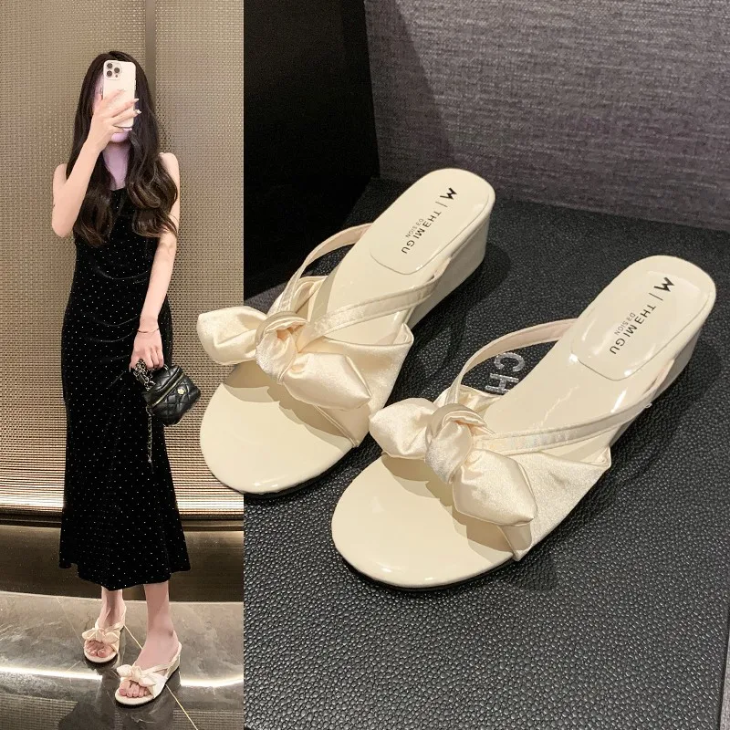 الفاخرة القوس الزخرفية الترفيه إسفين عدم الانزلاق النعال الإناث 2025 الصيف موضة ليوبارد النعال الزخرفية لينة سوليد