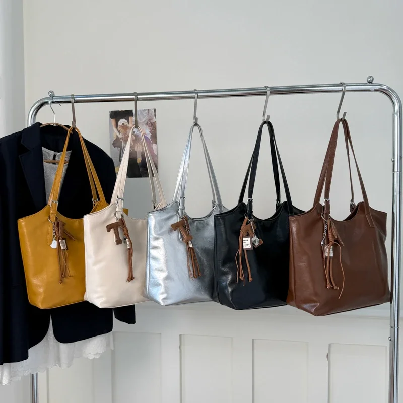 

Sewing Thread Casual Pu Zipper Large Capacity Shoulder Bags Light Luxury Personality Design Commute Style Tote Bags for Women