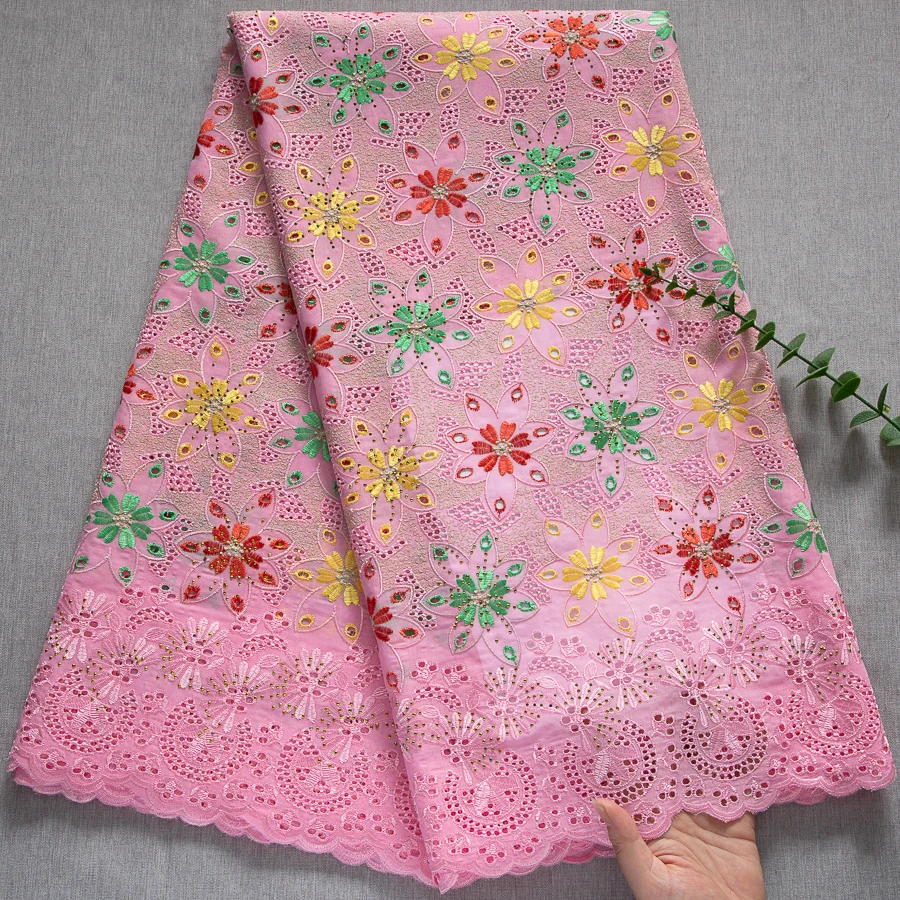 Hochwertiger 5 Yards afrikanischer Schweizer Voile-Spitzenstoff, rosa Blumen bestickt mit Steinen, ausgehöhlte Baumwollspitze für Hochzeitskleid