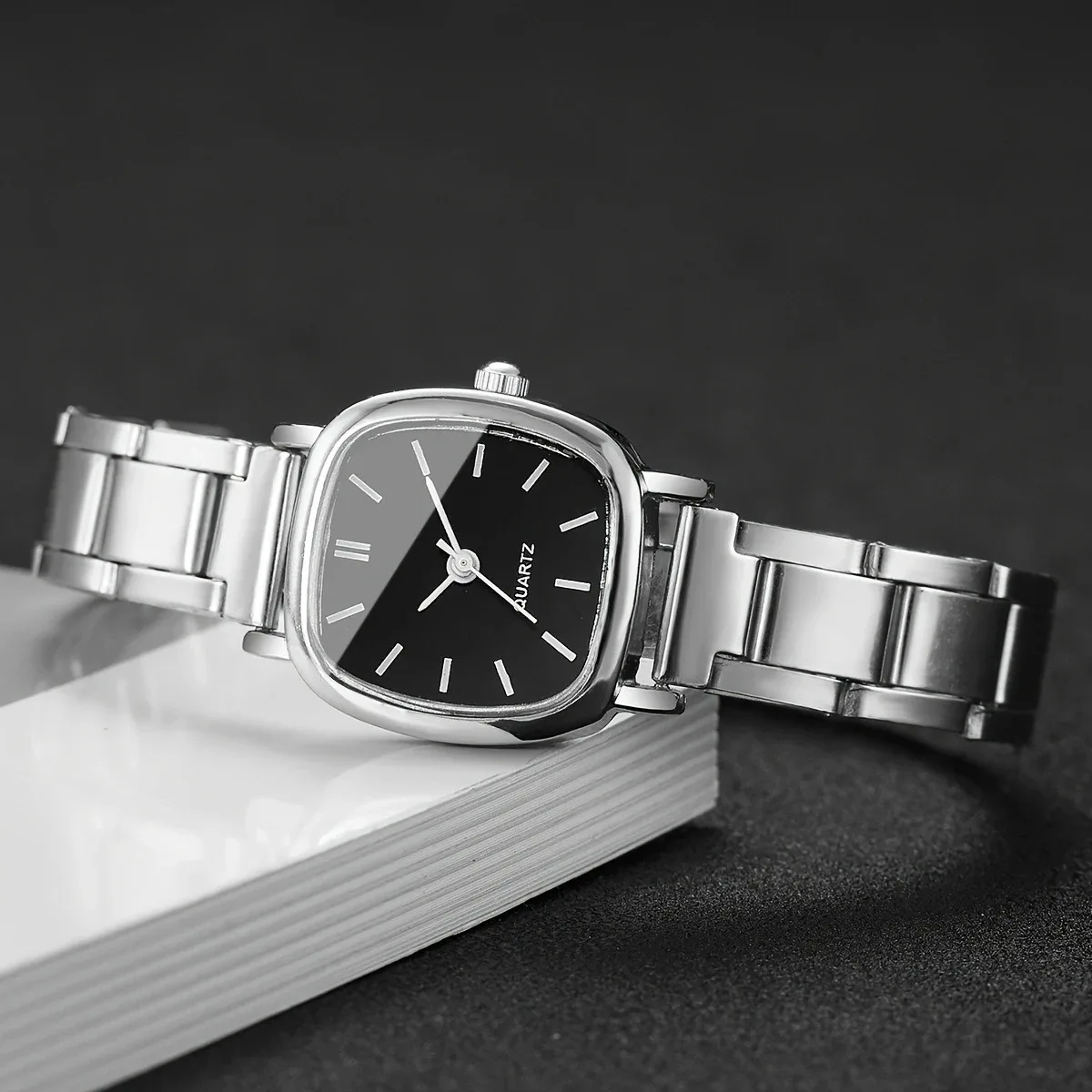 ใหม่2025นาฬิกาผู้ชายNiche High-Endแถบเหล็กแฟชั่นผู้หญิงนาฬิกานักเรียนหญิงสร้อยข้อมือนาฬิกาสามารถปรับแต่งได้