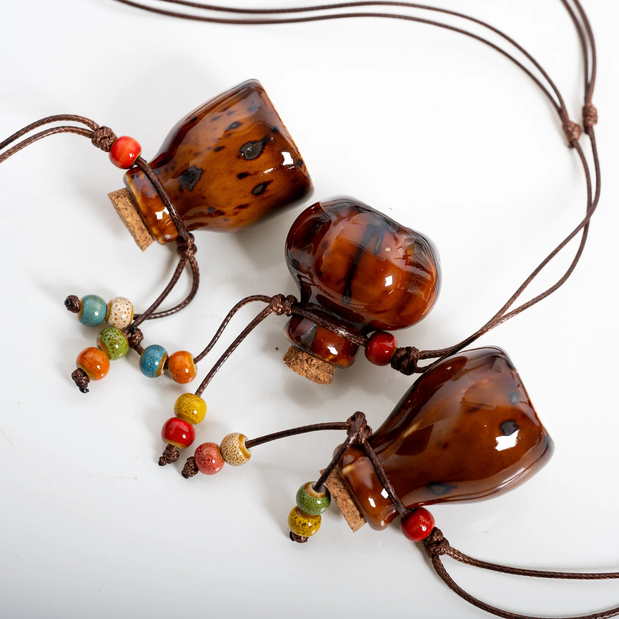 Braune Keramik-Parfümflasche als Halskette mit Anhänger, Handgefertigte Verstellbare Wachsschnur, Ätherisches Öl Diffusor Vintage Aromatherapie-Schmuck