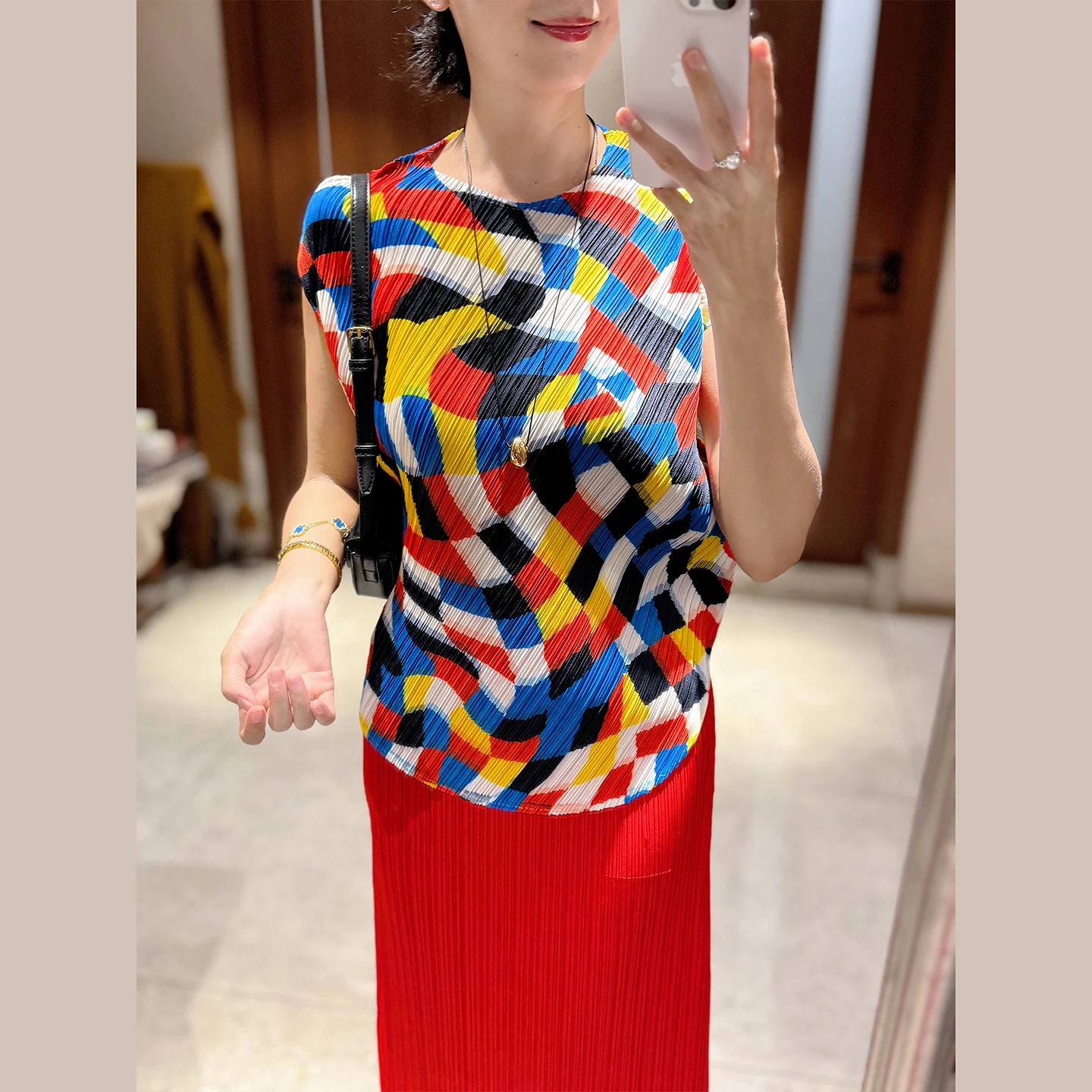 

Женский плиссированный топ без рукавов с геометрическим принтом и цветным абстрактным узором, подходящий повседневная повседневная одежда в летней одежде