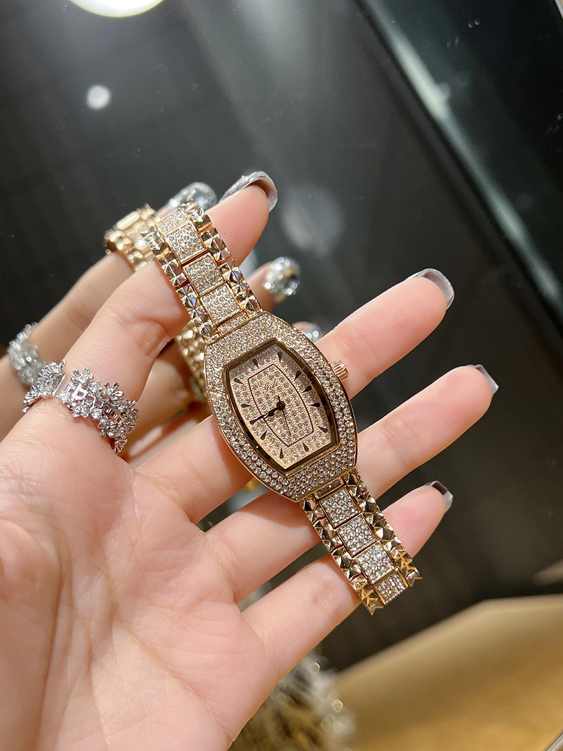 ساعات أنيقة ماسية كاملة للحفلات في المملكة المتحدة وفرنسا