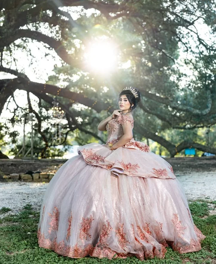 

Rose Pink Charro Princess Quinceanera Dresses Ruffles Gillter Applique Lace-up Corset vestidos de 15 años quinceañera Customsize