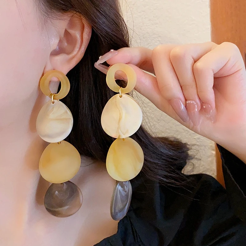Ovale geometrische Acryl-Ohrringe für Frauen, unregelmäßiges Verschmieren, Retro-Tropfenohrring, schicker langer Quasten-Anhänger, hängendes Dekor, C