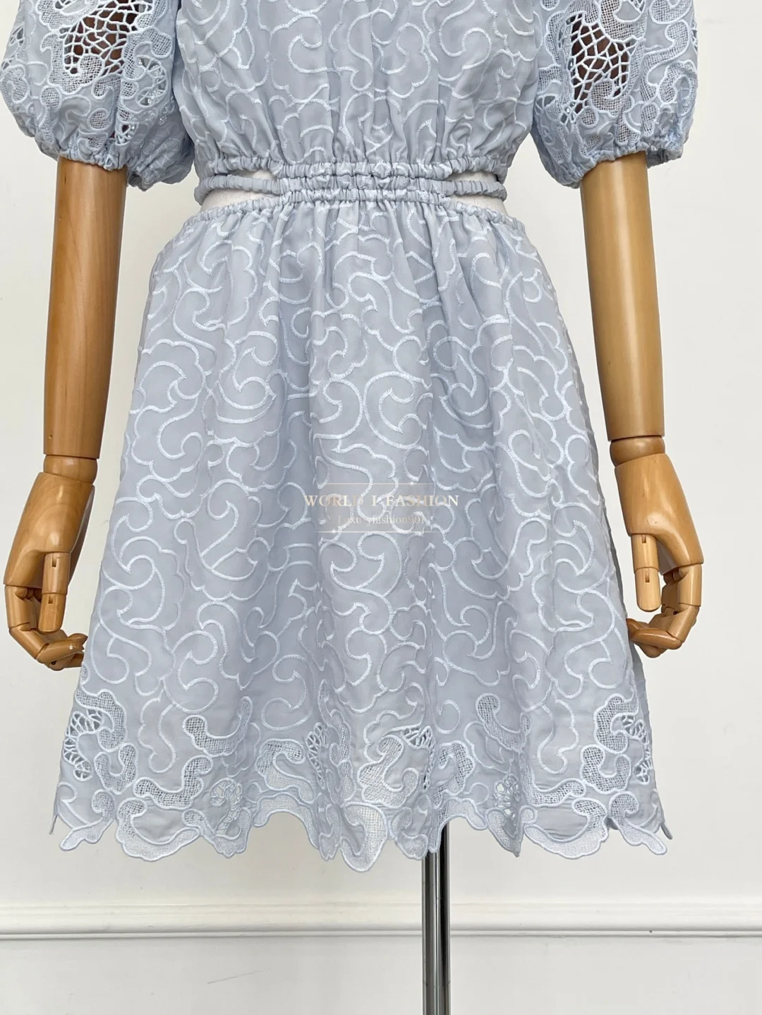 연한 파란색 반팔 컷아웃 미니 드레스