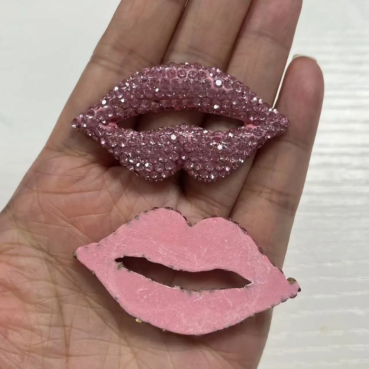 2 قطعة فاخرة كبيرة حمراء بلينغ الماس الفم الشفاه القوس القلب مرآة محفظة ضوء النجوم غير المرغوب فيه جراب هاتف Ipadcase الديكور الحرف اليدوية