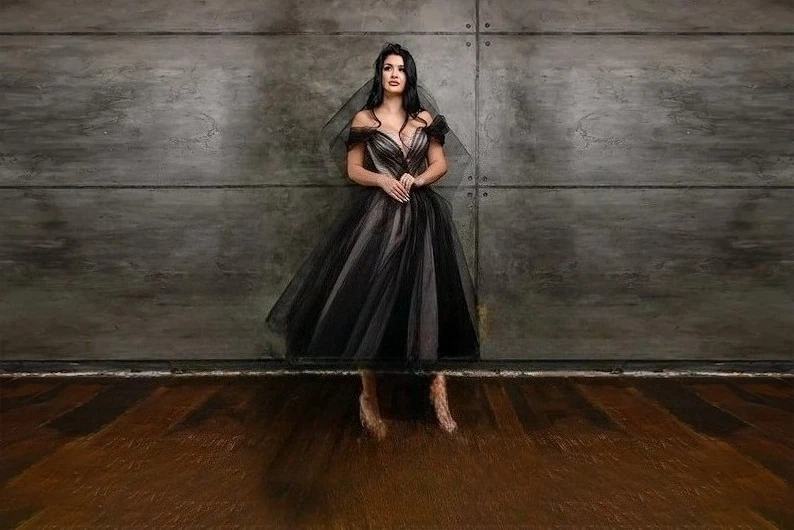 Gothic ชาความยาวสั้นปิดไหล่ชุดแต่งงานเจียมเนื้อเจียมตัวงานแต่งงานชุดบอลชุด Tulle ชุดราตรี