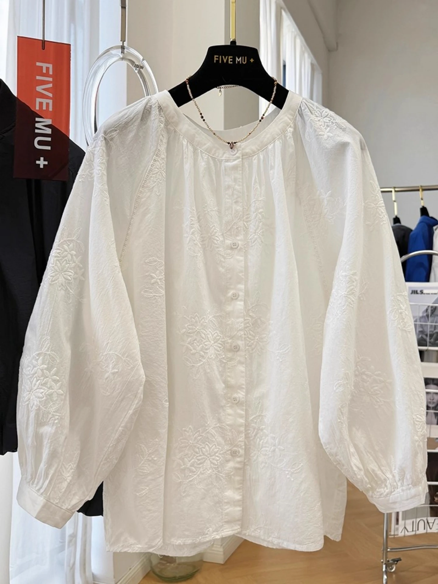 

White Long Sleeve Base Shirt Women Spring Autumn plus Size Loose Belly Covering Embroidery Design Sense Flattering Top