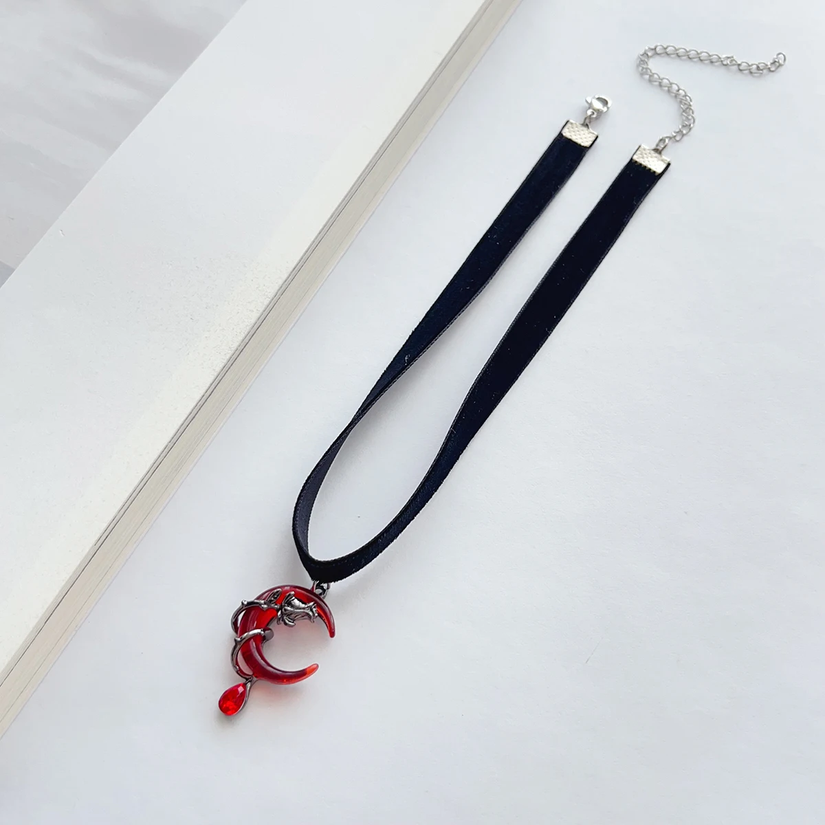 قلادة الماس على الطراز القوطي الداكن باللون الأحمر والقمر المائي، قلادة على شكل شريط مخملي أسود، قلادة، إكسسوارات نسائية