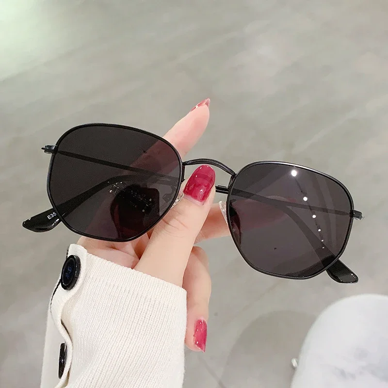 

Vintage Metal Geometric Round Frame Fashion Classical Sunglasses for Vacation Polarized Lens UV400 Men Women Hexagon Shades