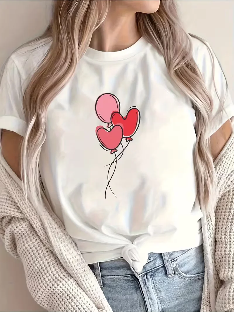 

Женская футболка с круглым вырезом и принтом воздушных шаров в форме сердца