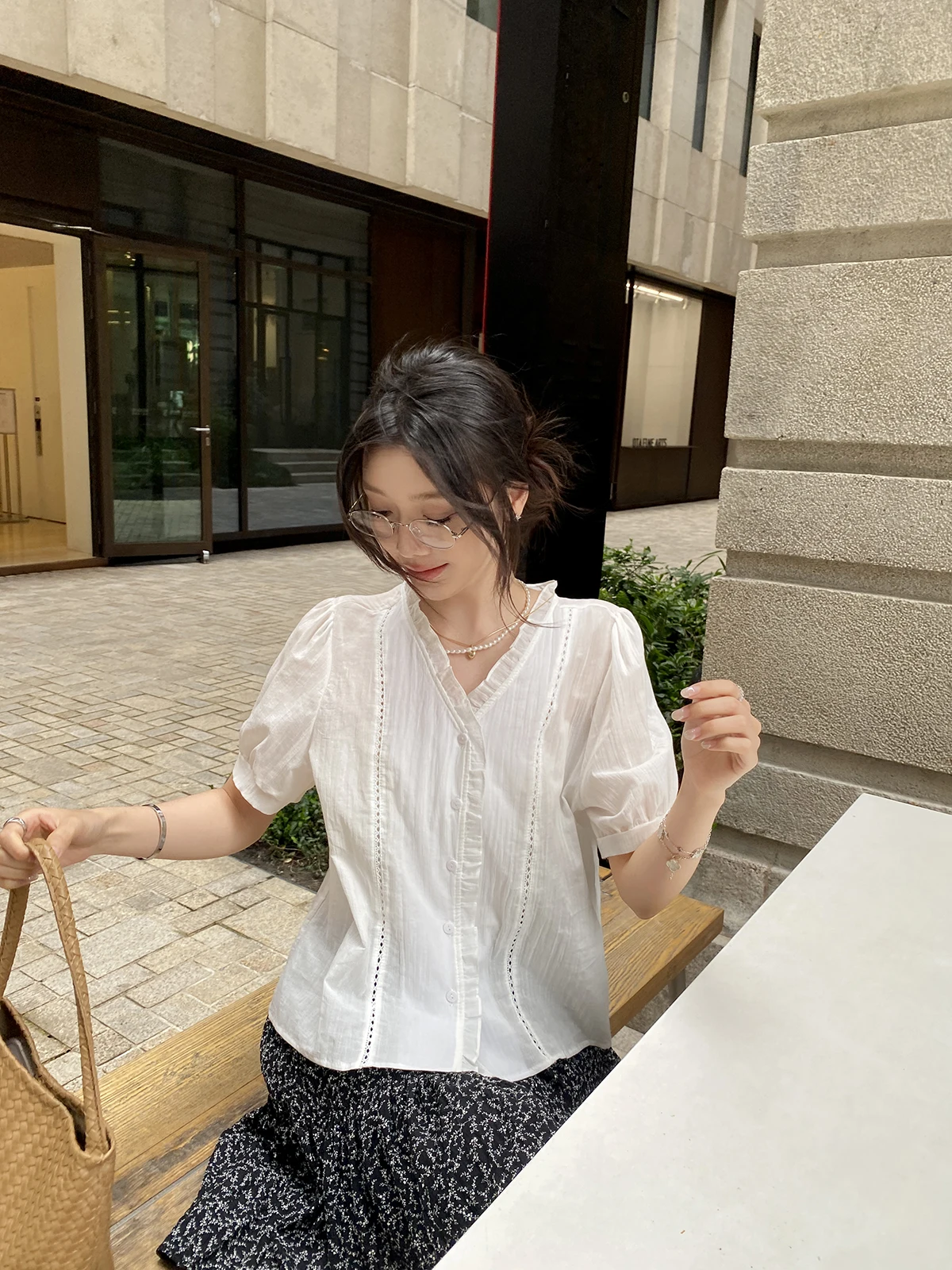 

FEELROOM Korean Style Embroidered Hollow out Short Sleeve V-Neck Shirt Slimming Fashionable White Top Women's Cotton Shirt