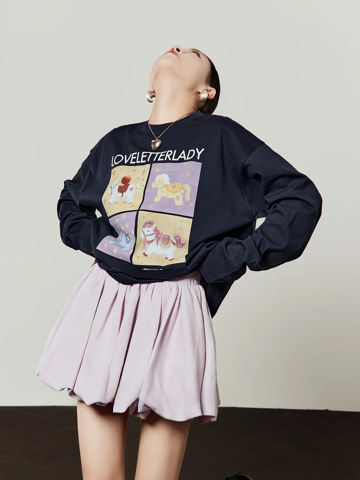 

Темно-синяя футболка с принтом, женская, свободного кроя, с коротким рукавом, винтажный стиль, с узором Quad ID, весенняя новинка от Zhou Li Wu