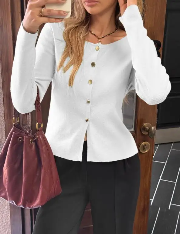 秋冬の女性用エレガントニットカーディガン、メタルボタンディテールとフィットカットが特徴の柔らかな生地の万能トップス