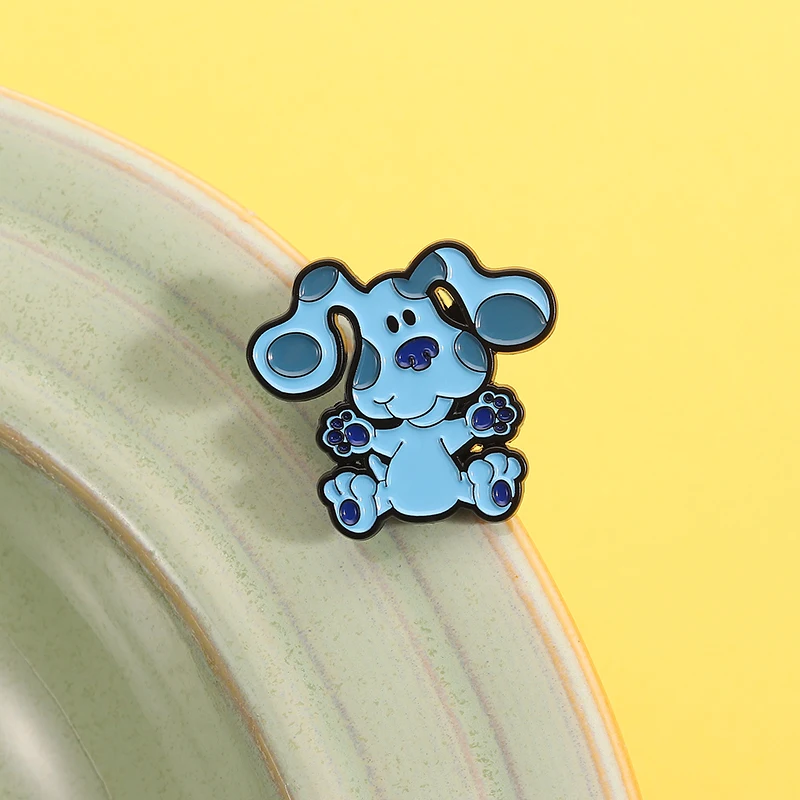 الأزرق القنادق الأزرق الكلب المينا دبوس الرسوم المتحركة شخصيات كرتونية بروش التلبيب على ظهره شارة مجوهرات هدايا للأطفال الأصدقاء