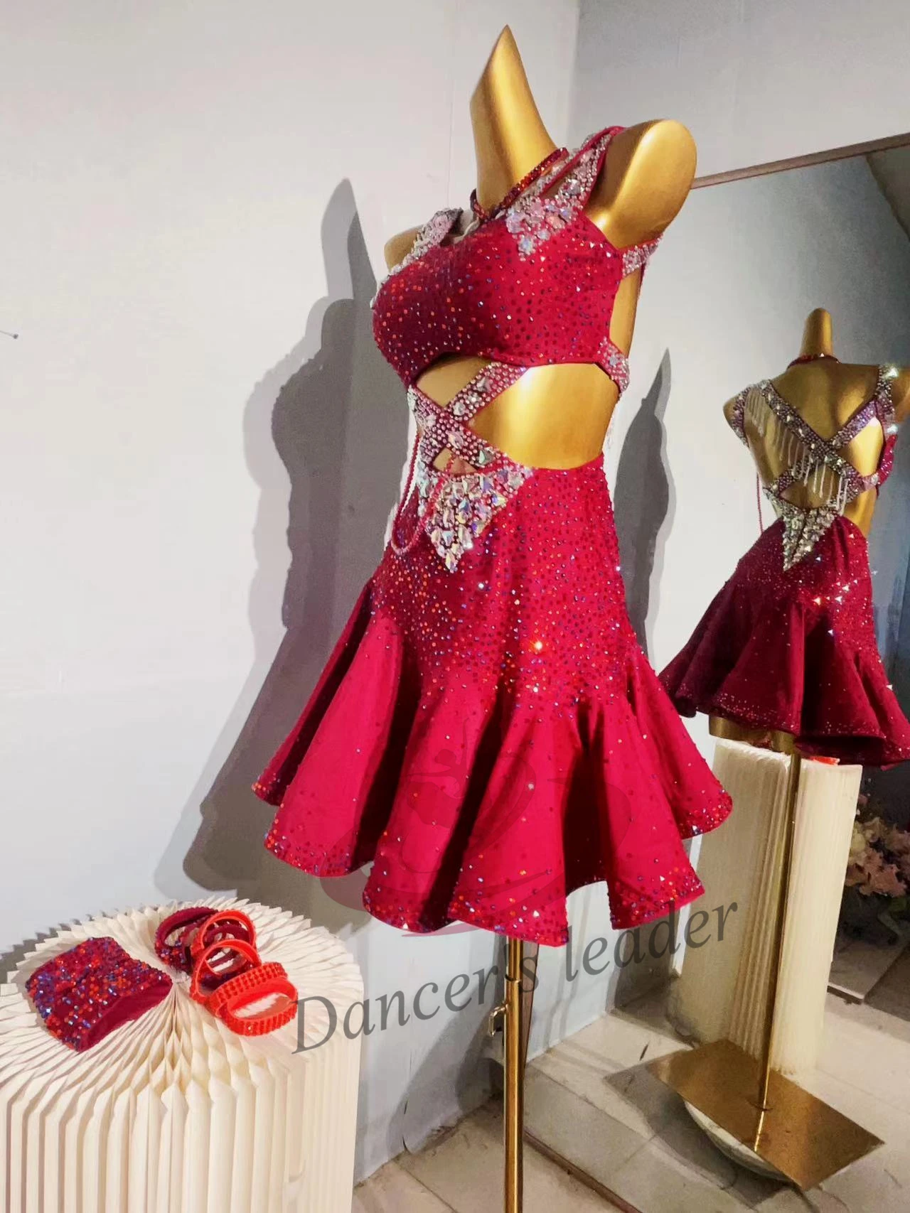 Robe de danse latine haut de gamme personnalisée nouvel an autocollant rouge Super multi-diamant Samba Tango femme adulte scène vêtements professionnels