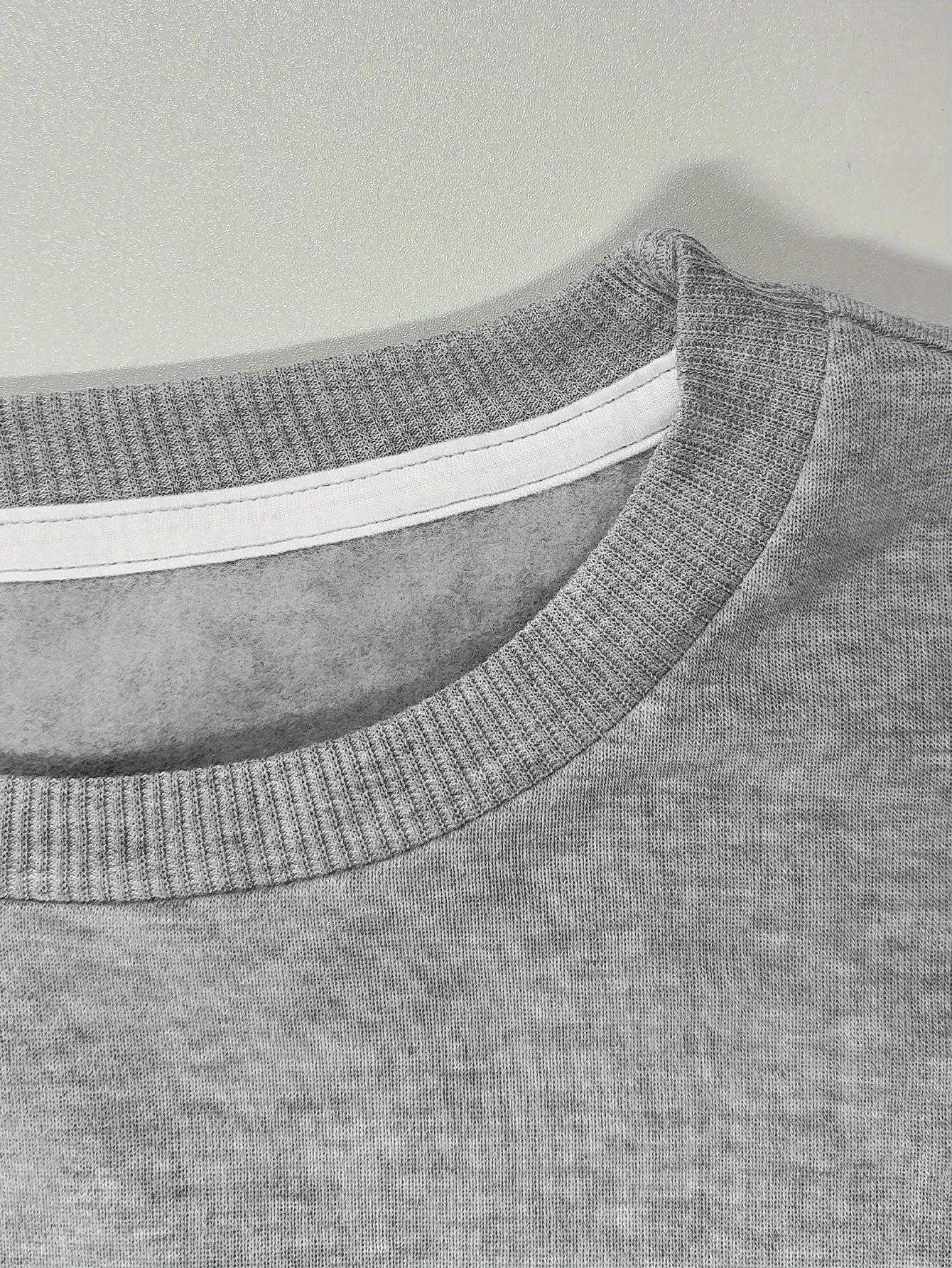 سويت شيرت نسائي أنيق مقاس كبير مع فن خط الورود السوداء - بوليستر مريح، كم طويل، رقبة دائرية - مثالي لخريف/شتاء