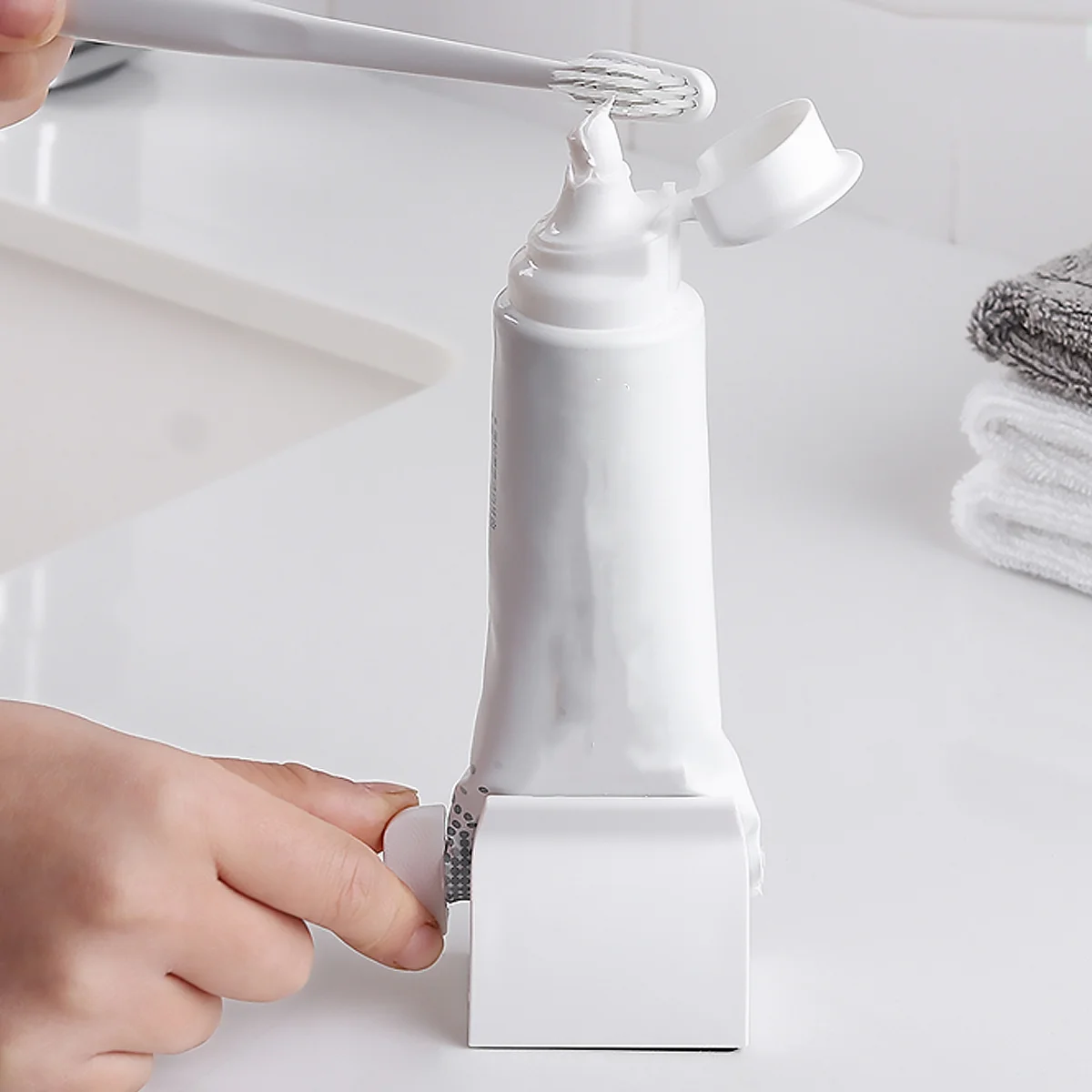 1 قطعة عصارة معجون الأسنان المتداول أنبوب موزع اكسسوارات الحمام البلاستيك الأبيض ل غسول كريم الطلاء عصارة عدة #1