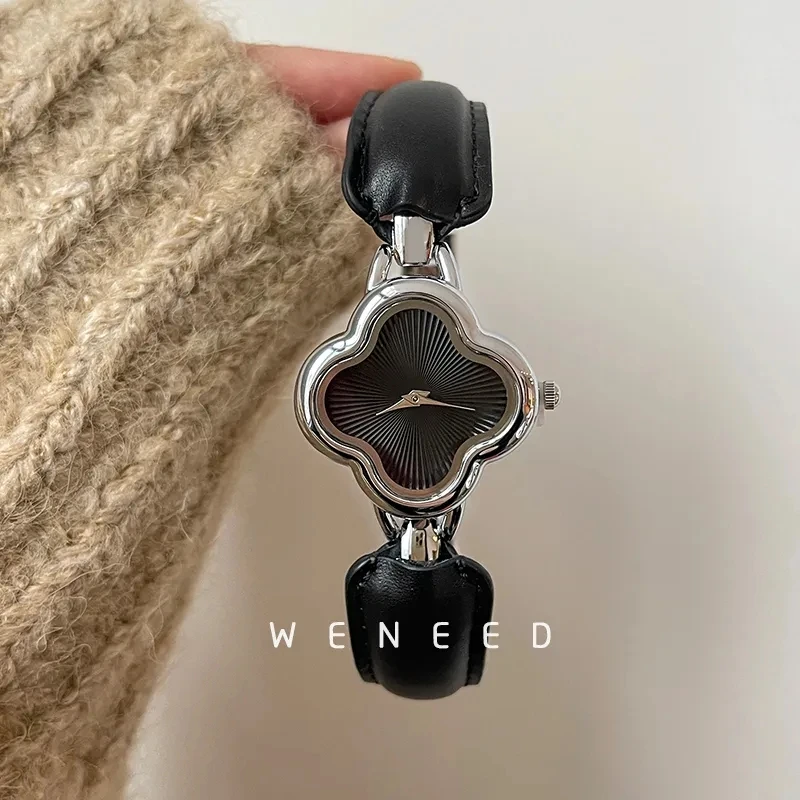 ساعة نسائية ريترو جديدة، ساعة كوارتز عصرية ريترو مع سوار بتصميم جلدي بأربع أوراق البرسيم