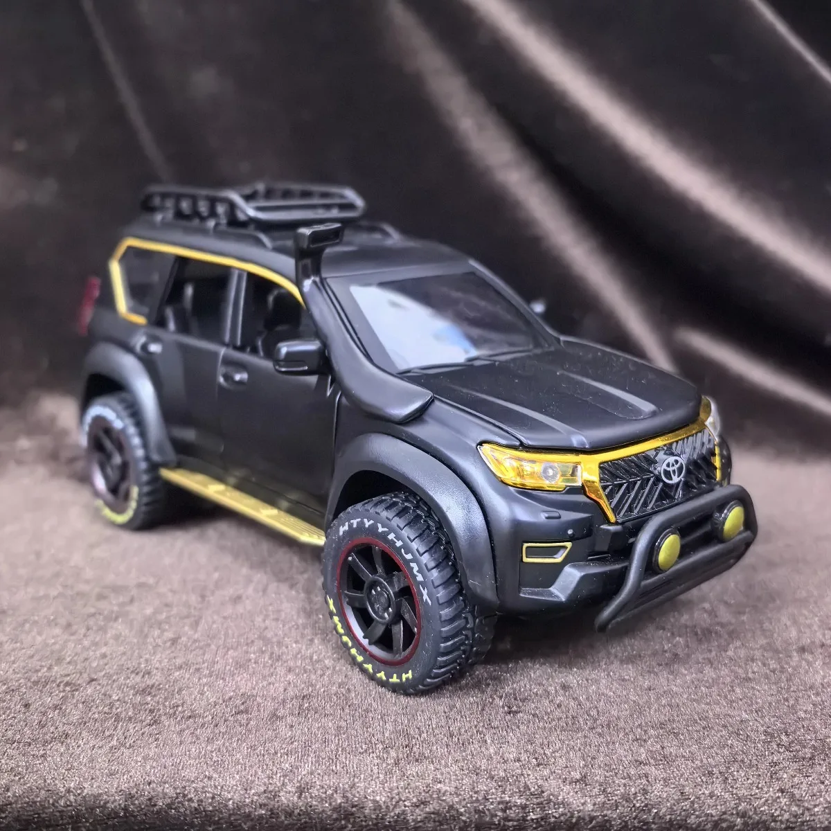 نموذج سيارة تويوتا برادو SUV محدود بمقياس 1:24، لعبة هدية عيد الميلاد للأطفال من السيارة الفاخرة المصغرة