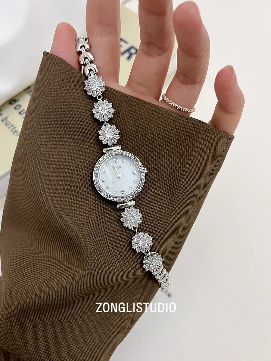 Exquisite Women'S Wristwatch, Rotating Snowflake Design, Natural And Refined, Understated Luxury And Fashion, Unique Timepiece.