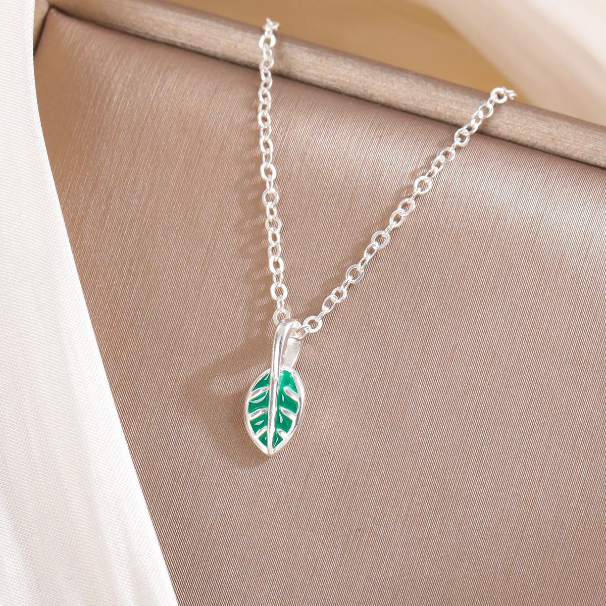 Uini-Tail new listing 925 sterling silver niche design green leaf necklace fairy literary simple fresh and lovely fine XL018
