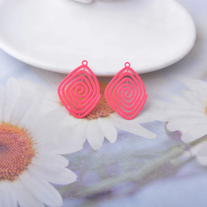 30 Stück AC15187 Messing-Schmuck-Spiralanhänger Bunte Blumenanhänger DIY Damen Ohrring Halsketten Zubehör – Detail 7