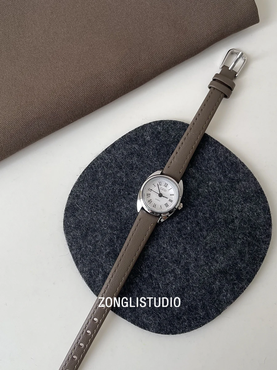 

Retro-style artistic women's watch small, versatile, exquisite leather, high-end feel, suitable for students, watch accessories.