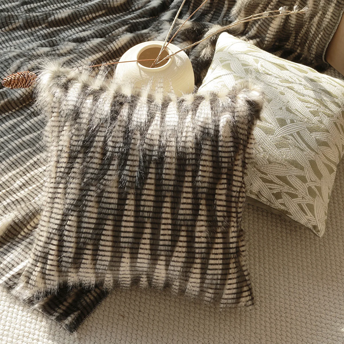

Retro Luxury Faux Fur Cushion Cover Green Grid Leaf Cushion Cases with Soft Faux Fur Trim Modern Home Decor for Living Room