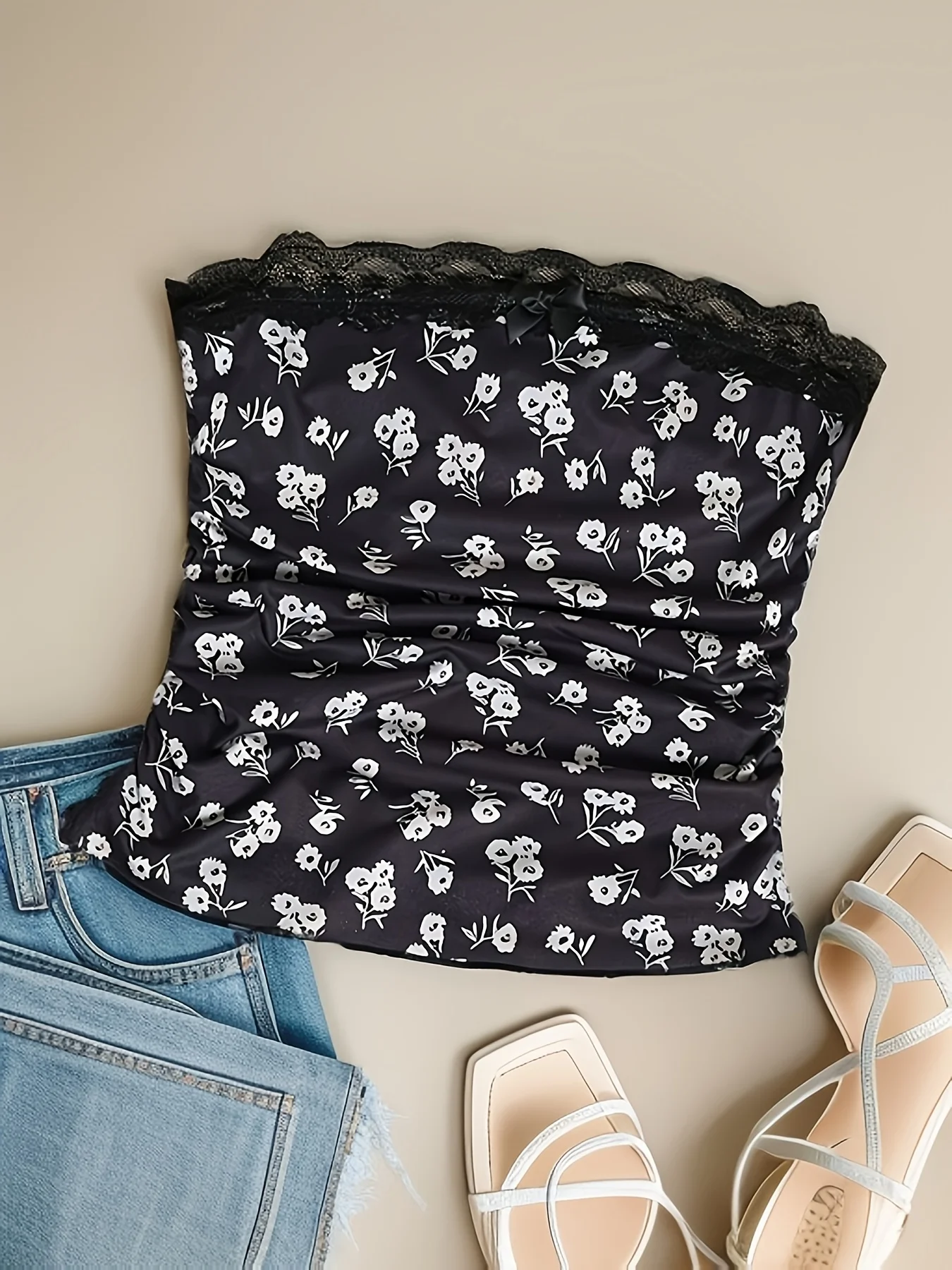 Lady's black floral print lace sexy woman-exclusive dress, with a backlink vest design