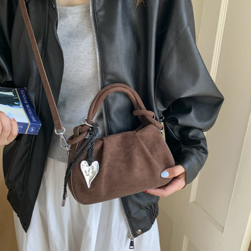 Π‘ΡΠΌΠΊΠΈ Π½Π° ΠΏΠ»Π΅ΡΠΎ ΠΈΠ· ΠΈΡΠΊΡΡΡΡΠ²Π΅Π½Π½ΠΎΠΉ Π·Π°ΠΌΡΠΈ Ρ Π·Π°ΡΡΠ΅ΠΆΠΊΠΎΠΉ Π΄Π»Ρ ΡΠΈΡΡΡ, ΠΏΡΠΎΡΡΡΠ΅ ΠΆΠ΅Π½ΡΠΊΠΈΠ΅ ΡΡΠΌΠΊΠΈ, ΡΠ°ΡΠΏΡΠΎΠ΄Π°ΠΆΠ°, ΡΠ½ΠΈΠ²Π΅ΡΡΠ°Π»ΡΠ½ΡΠ΅ ΠΎΠ΄Π½ΠΎΡΠΎΠ½Π½ΡΠ΅ ΡΡΠΌΠΊΠΈ ΡΠ΅ΡΠ΅Π· ΠΏΠ»Π΅ΡΠΎ Π΄Π»Ρ ΠΏΠΎΠ΅Π·Π΄ΠΎΠΊ Π½Π° ΡΠ°Π±ΠΎΡΡ, 2025 Π³. Π‘ΡΠΌΠΊΠΈ Π½Π° ΠΏΠ»Π΅ΡΠΎ ΠΈΠ· ΠΈΡΠΊΡΡΡΡΠ²Π΅Π½Π½ΠΎΠΉ Π·Π°ΠΌΡΠΈ Ρ Π·Π°ΡΡΠ΅ΠΆΠΊΠΎΠΉ Π΄Π»Ρ ΡΠΈΡΡΡ, ΠΏΡΠΎΡΡΡΠ΅ ΠΆΠ΅Π½ΡΠΊΠΈΠ΅ ΡΡΠΌΠΊΠΈ, ΡΠ°ΡΠΏΡΠΎΠ΄Π°ΠΆΠ°, ΡΠ½ΠΈΠ²Π΅ΡΡΠ°Π»ΡΠ½ΡΠ΅ ΠΎΠ΄Π½ΠΎΡΠΎΠ½Π½ΡΠ΅ ΡΡΠΌΠΊΠΈ ΡΠ΅ΡΠ΅Π· ΠΏΠ»Π΅ΡΠΎ Π΄Π»Ρ ΠΏΠΎΠ΅Π·Π΄ΠΎΠΊ Π½Π° ΡΠ°Π±ΠΎΡΡ, 2025 Π³.