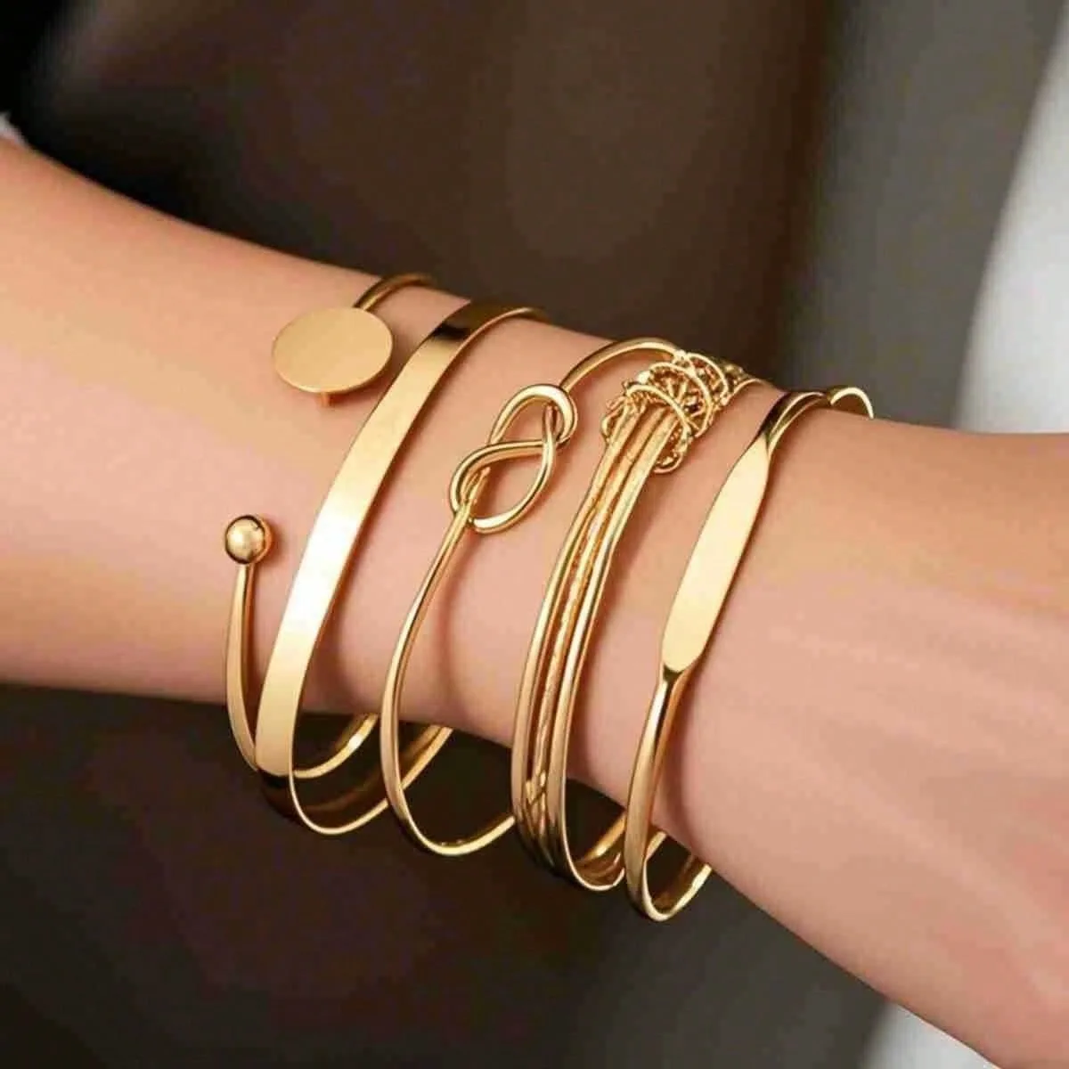 Ein fünfteiliges Armband-Set im Vintage-Stil, perfekt für den Alltag oder als Geburtstags- oder Weihnachtsgeschenk für einen Freund oder die beste Freundin.