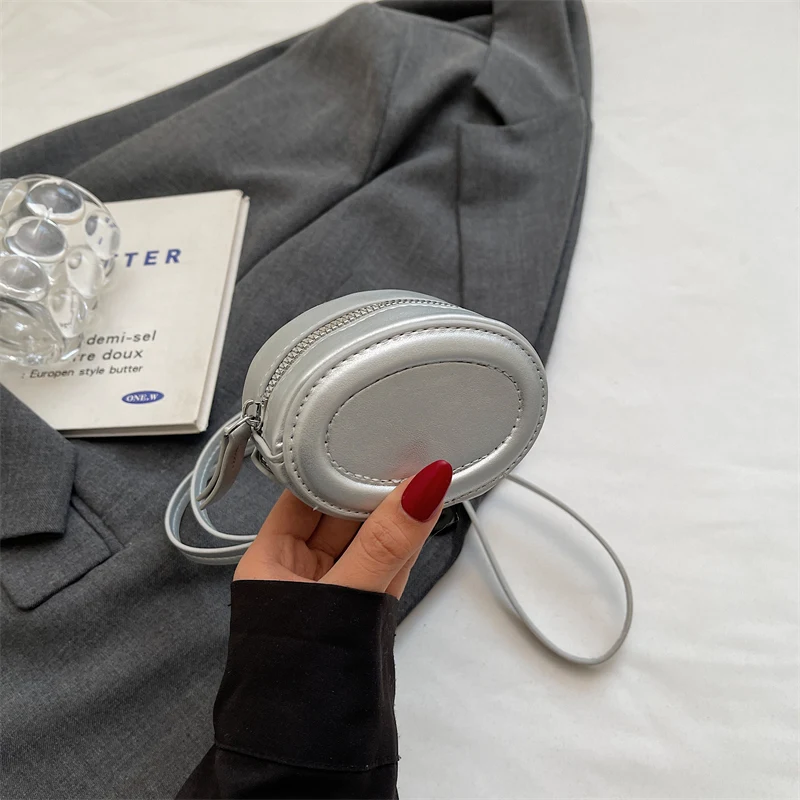 

2025 Новая простая персонализированная маленькая сумка-женская модная модная сумка-мессенджер, летняя универсальная мини-сумка для губной помады