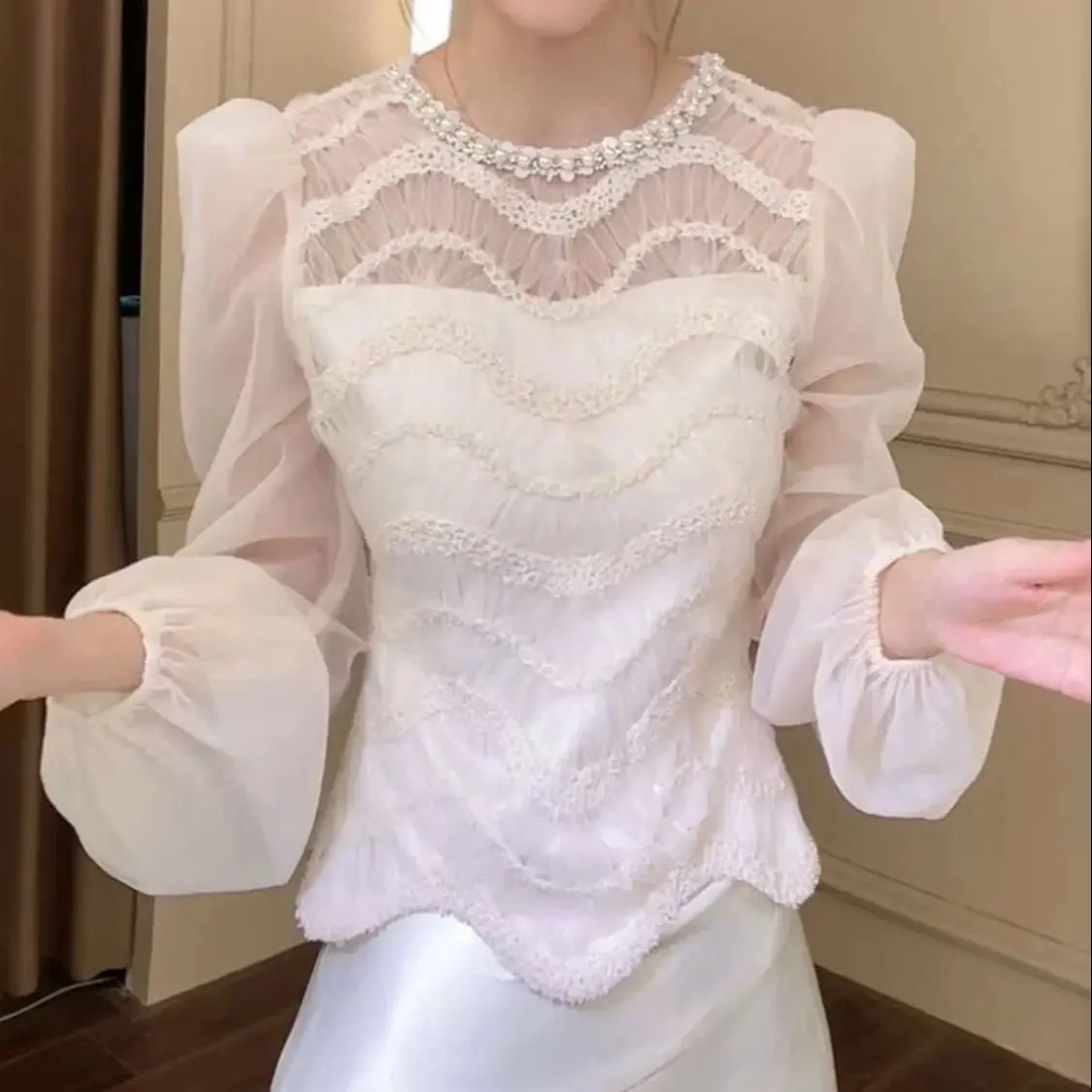 

Новая элегантная осенняя блузка с бисером, женская белая сетчатая лоскутная блузка с круглым вырезом и длинным рукавом, элегантный французский топ со складками и асимметричным подолом