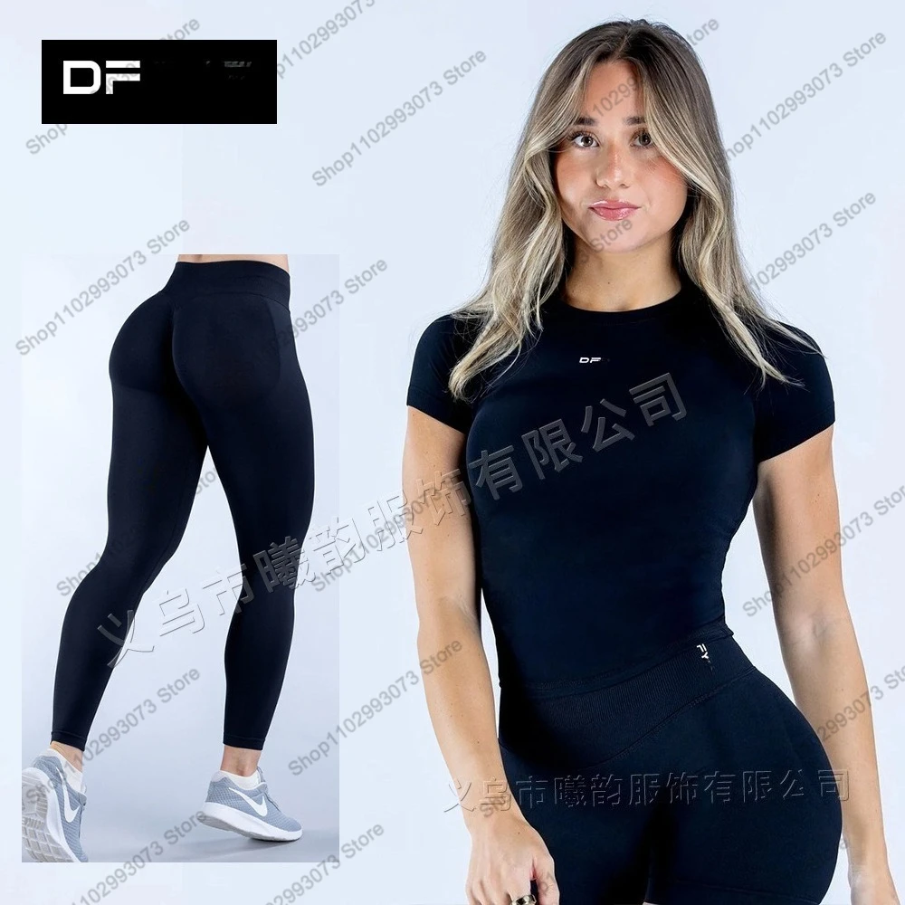 Tweedelige yogakleding voor dames, bestaande uit een top met korte mouwen en een legging/short met hoge taille, geschikt voor trainingen in de sportschool