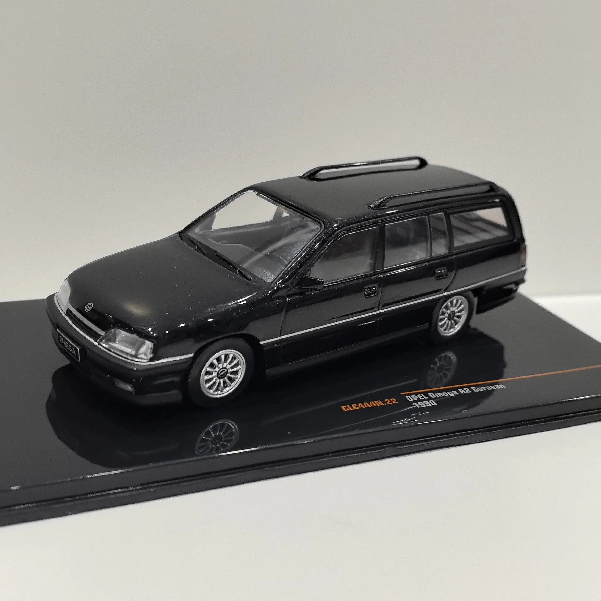 

Diecast IXO 1/43 Scale OPEL Omega A2 1990 Station Wagon Alloy Car Model Collectible Toy Gift Souvenir Display Ornament