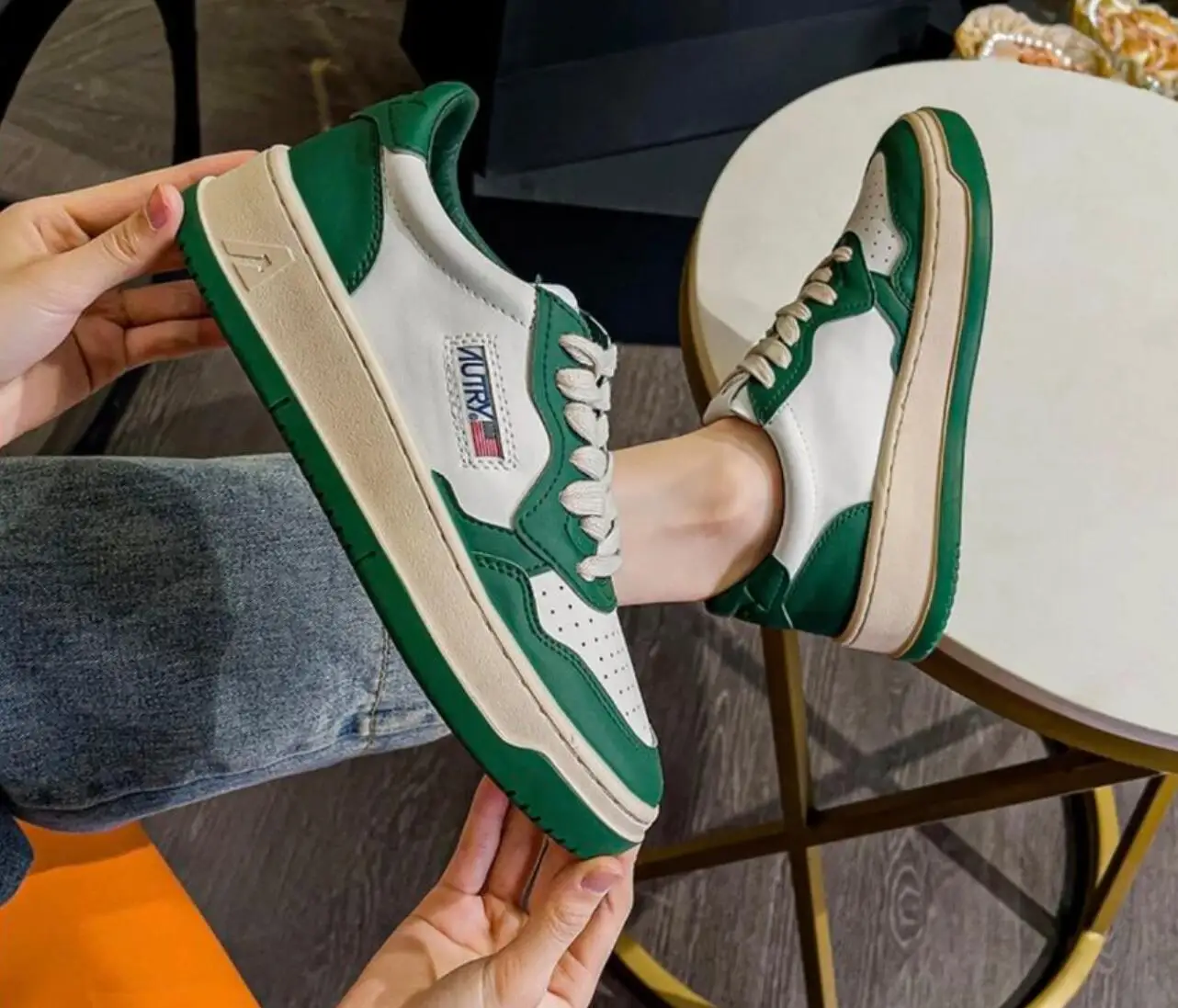 

Fashion 2026 AUTRY MEDALIST Men Women Sports Low Top Casual Board Shoes Running Shoes ﻿White Shoes Genuine Leather