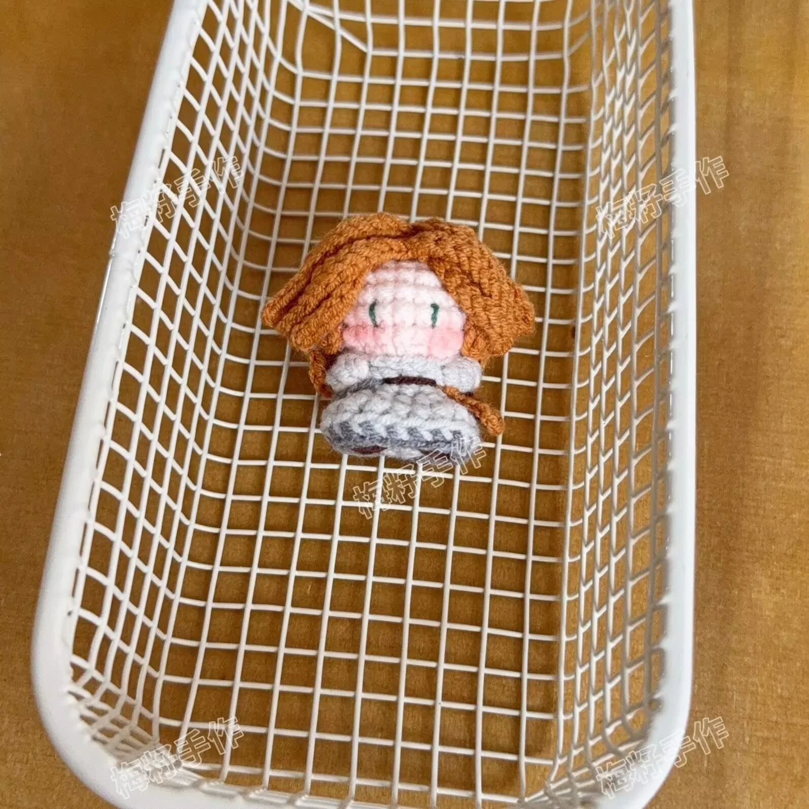 "الهوية الخامس" عالم النفس. تمثال "آرتشر" مصنوع يدويًا من سلسلة المفاتيح الكروشيه والحلوى