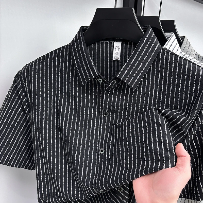 

Design Men's Vertical Stripe Turndown Collar Shirt Cool Comfort Summer New Short Sleeved Handsom Shirt Fashion Casual Men's Wear