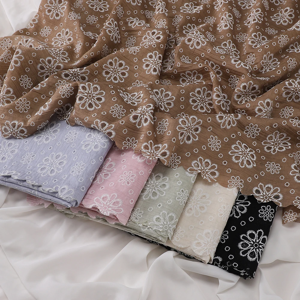 Crinkle-Stoff, weiße Blumenstickerei, muslimischer Hijab, gewellter Spitzenrand, islamisches Kopftuch, eleganter türkischer Stil, Damenschal – Detail 7